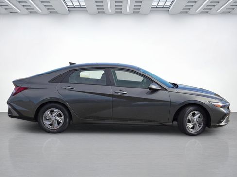 New 2026 Hyundai Elantra SE FWD image 3