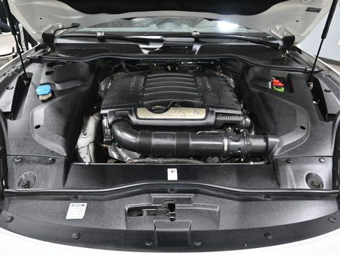 Used 2018 Porsche Cayenne Platinum Edition image 35