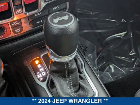 Used 2024 Jeep Wrangler Unlimited Rubicon AWD/4WD image 32