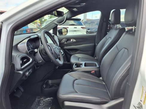 New 2026 Chrysler Pacifica Select image 4