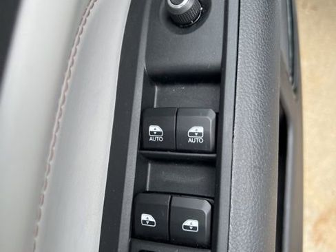 Certified 2025 Jeep Compass Limited AWD/4WD image 17