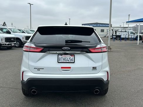 Certified 2020 Ford Edge SE image 4