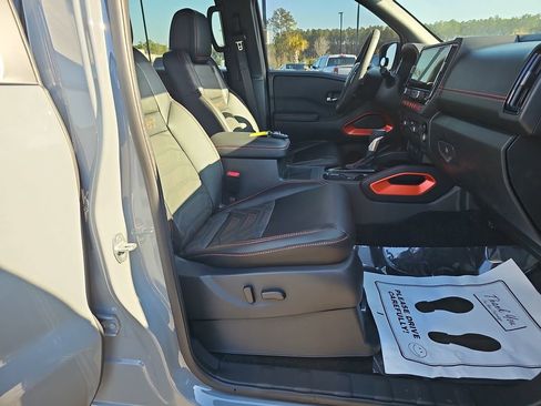Used 2025 Nissan Frontier PRO-4X w/ Pro Premium Package image 12