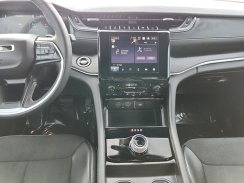 Used 2025 Jeep Grand Cherokee Altitude AWD/4WD image 12
