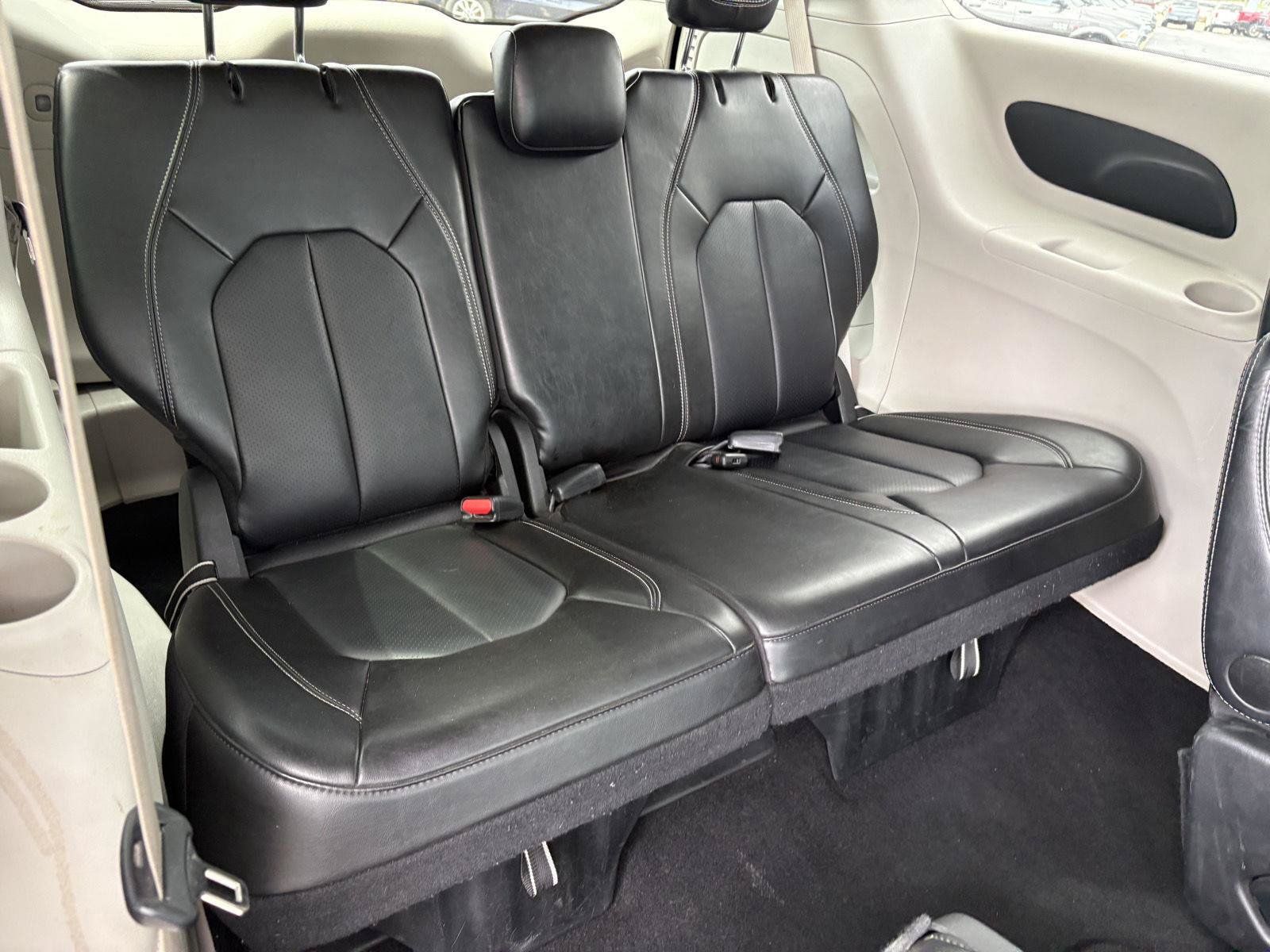 Used 2024 Chrysler Pacifica Touring-L FWD image 15