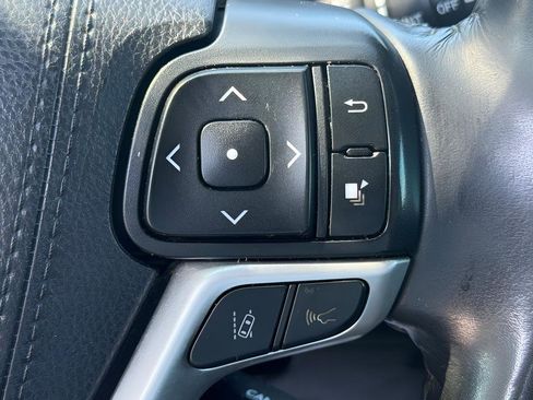 Used 2019 Toyota Highlander XLE FWD image 17