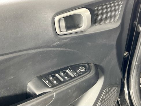 Used 2023 Hyundai Venue SE image 17