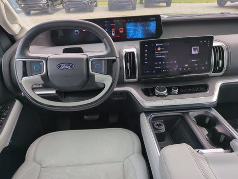 Used 2025 Ford Expedition Platinum w/ Platinum Ultimate Package AWD/4WD image 29