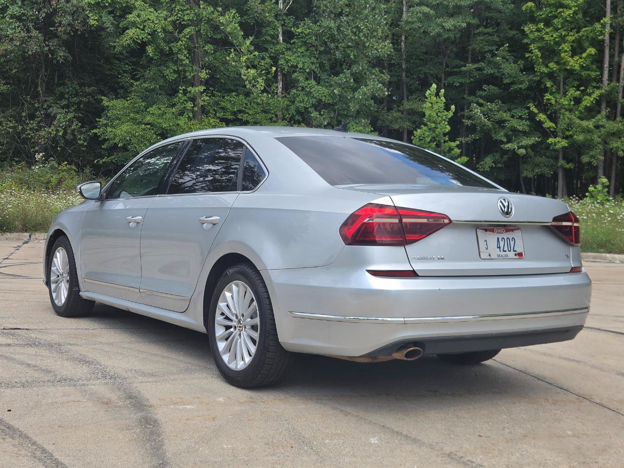 Used 2017 Volkswagen Passat 1.8T SE FWD image 3