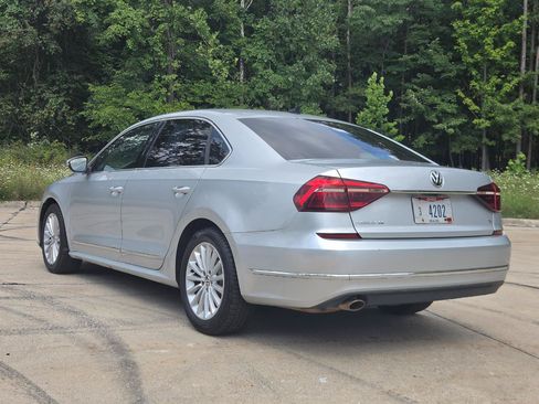 Used 2017 Volkswagen Passat 1.8T SE FWD image 3