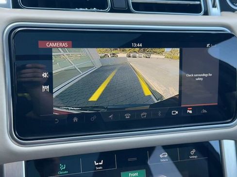 Used 2020 Land Rover Range Rover HSE image 18