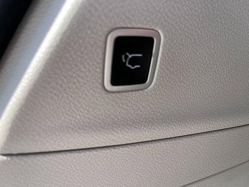 Used 2024 Chrysler Pacifica Touring-L FWD image 13