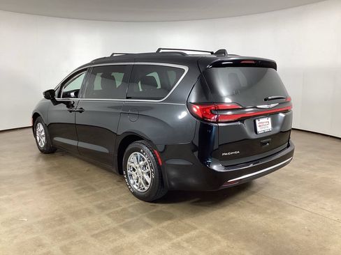 Used 2022 Chrysler Pacifica Touring-L FWD image 9