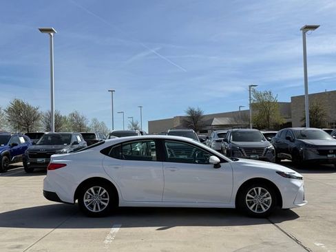 Used 2025 Toyota Camry LE image 6