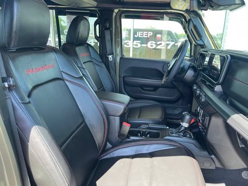 Used 2025 Jeep Gladiator Rubicon AWD/4WD image 16