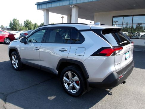 Used 2021 Toyota RAV4 XLE image 3