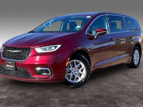 Used 2023 Chrysler Pacifica Touring-L FWD image 2