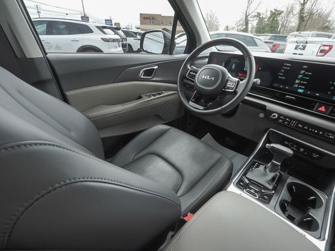 Used 2025 Kia Carnival EX image 45