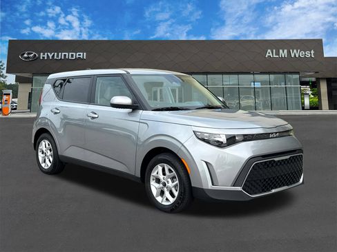Used 2025 Kia Soul LX w/ LX Technology Package FWD image 3
