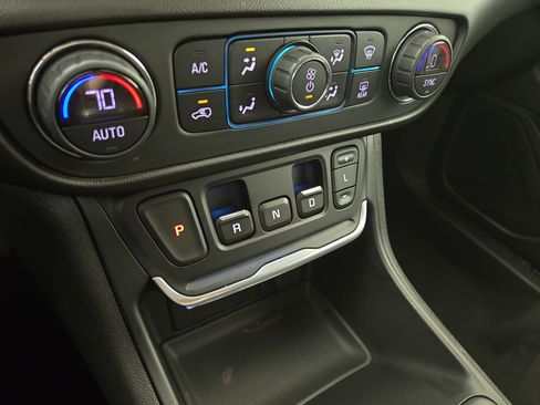 Used 2020 GMC Terrain SLE w/ Driver Convenience Package AWD/4WD image 21