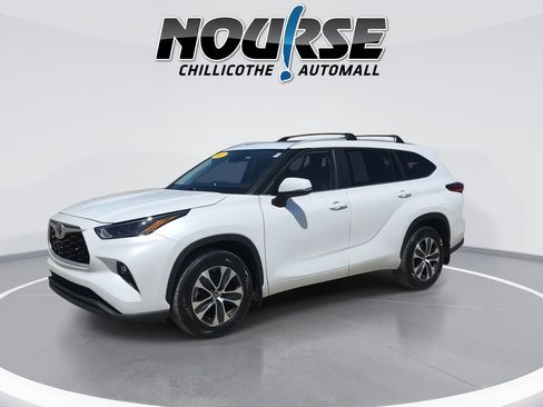 Used 2023 Toyota Highlander XLE AWD/4WD image 4