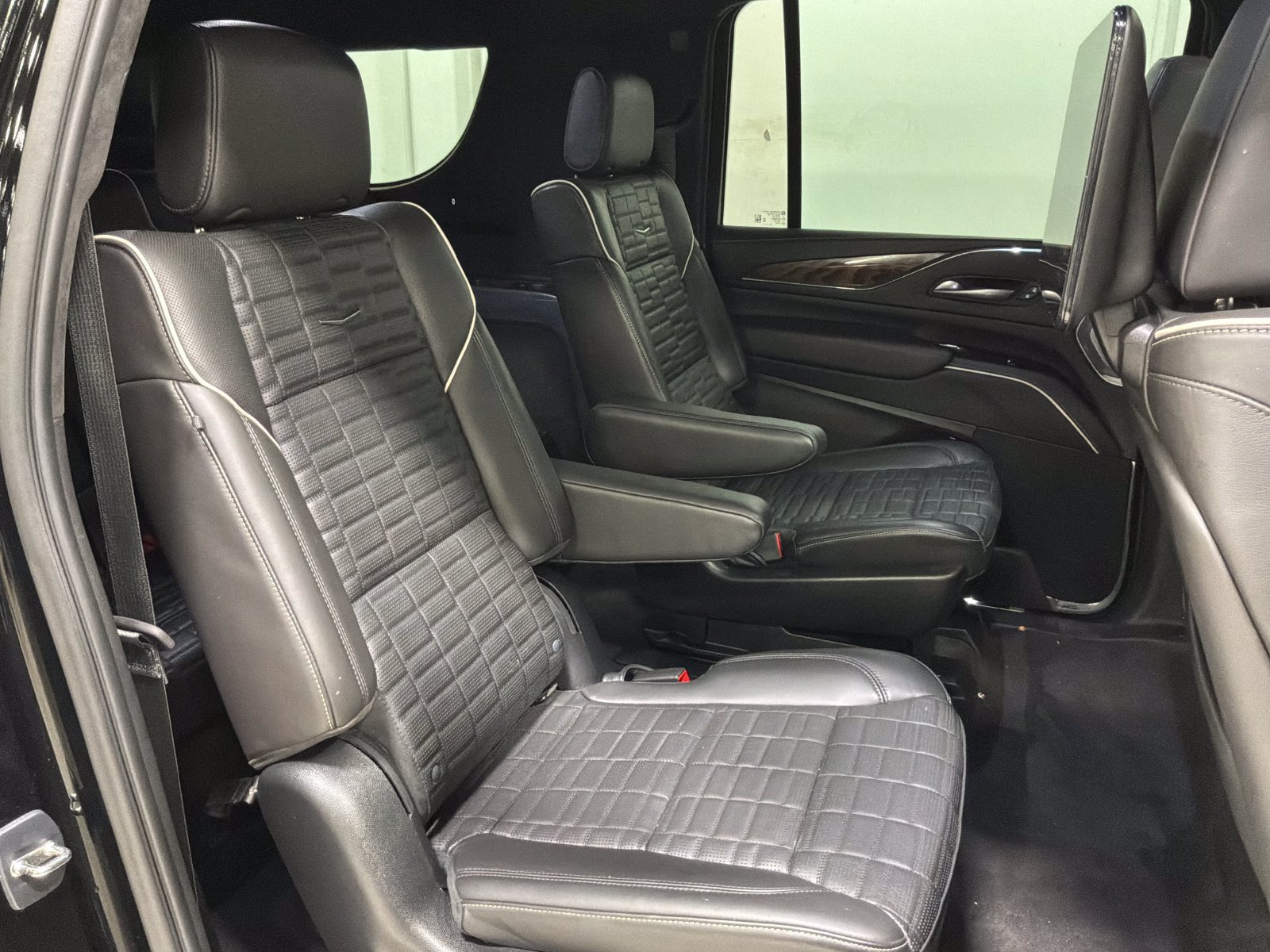 Used 2023 Cadillac Escalade ESV Sport Platinum w/ LPO, ONYX Package AWD/4WD image 25