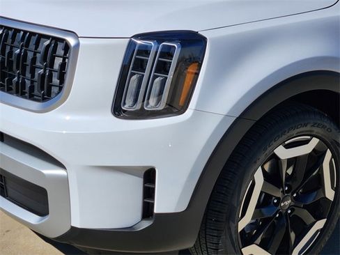 Used 2025 Kia Telluride EX w/ EX Captain's Chair Package image 9