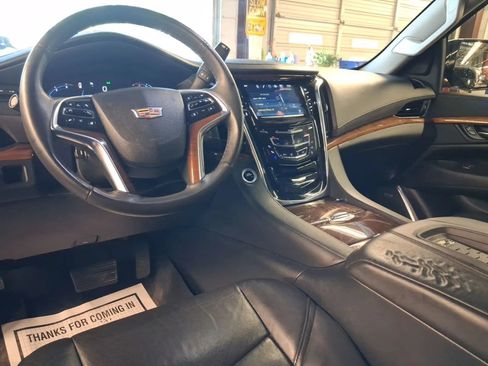 Used 2017 Cadillac Escalade Luxury RWD image 9