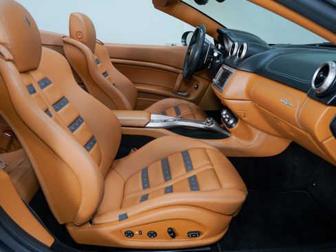 Used 2014 Ferrari California RWD image 27