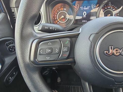 Used 2025 Jeep Gladiator Sport AWD/4WD image 17