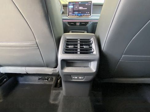 New 2026 Volkswagen Tiguan SE FWD image 32