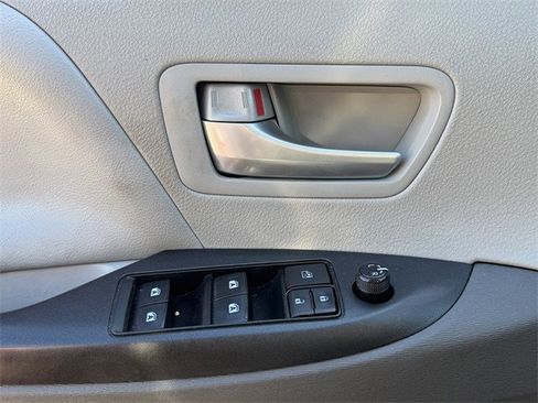 Used 2019 Toyota Sienna LE image 23