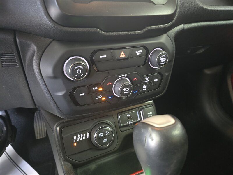 Used 2020 Jeep Renegade Trailhawk w/ Cold Weather Group AWD/4WD image 26