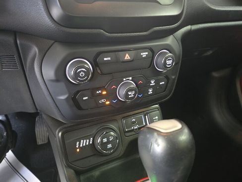 Used 2020 Jeep Renegade Trailhawk w/ Cold Weather Group AWD/4WD image 26