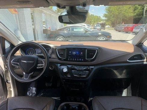 Used 2017 Chrysler Pacifica Limited w/ UConnect Theater Package FWD image 19