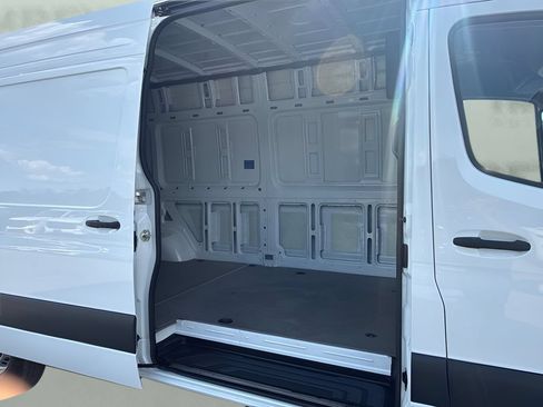 Used 2025 Mercedes-Benz Sprinter 2500 image 21