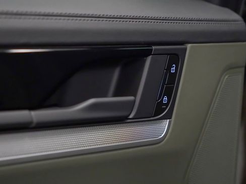 Used 2025 Porsche Cayenne w/ Premium Package image 15