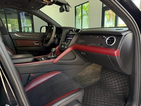 Used 2022 Bentley Bentayga AWD/4WD image 28