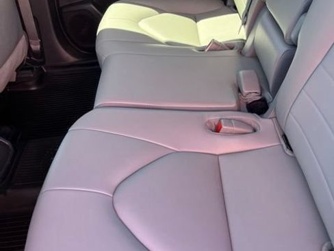 Used 2023 Toyota Highlander XLE FWD image 11