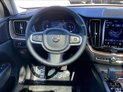 Used 2022 Volvo XC60 B5 Momentum w/ Climate Package image 5