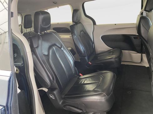 Used 2022 Chrysler Pacifica Touring-L FWD image 11