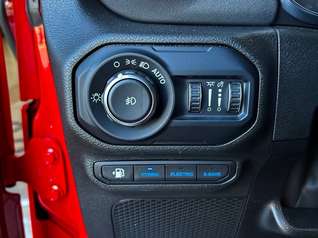 Used 2022 Jeep Wrangler Unlimited Sahara AWD/4WD image 31