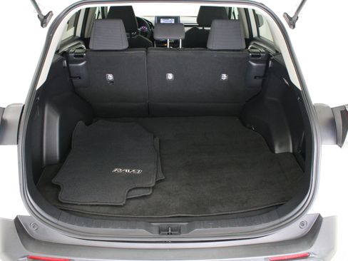 Used 2020 Toyota RAV4 LE FWD image 27