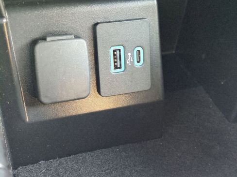 Used 2023 Ford Explorer XLT image 31