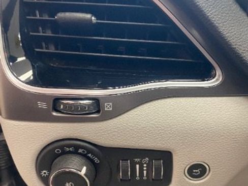 Used 2020 Jeep Cherokee Limited FWD image 22
