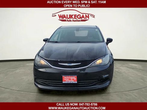 Used 2017 Chrysler Pacifica Touring image 2