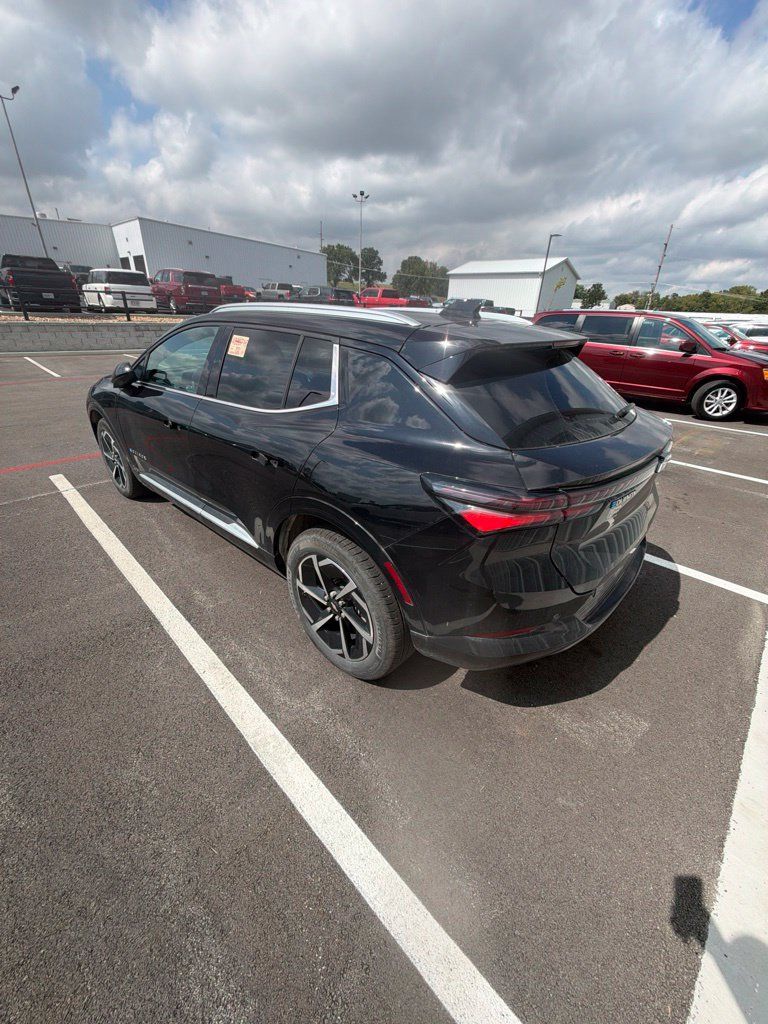 Used 2024 Chevrolet Equinox EV LT FWD image 4