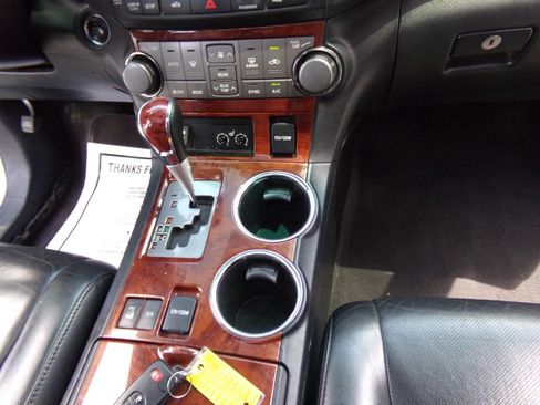 Used 2011 Toyota Highlander Limited w/ Tow Pkg AWD/4WD image 26