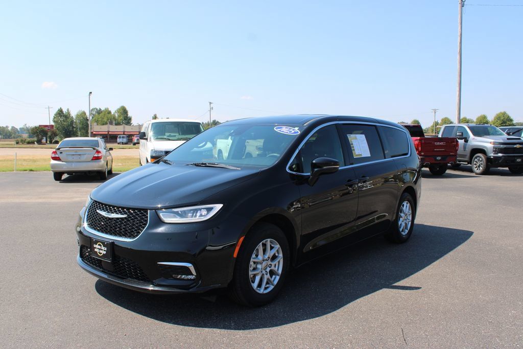 Used 2025 Chrysler Pacifica Select FWD image 4