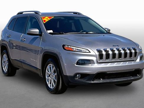 Used 2017 Jeep Cherokee Latitude w/ Comfort/Convenience Group image 10
